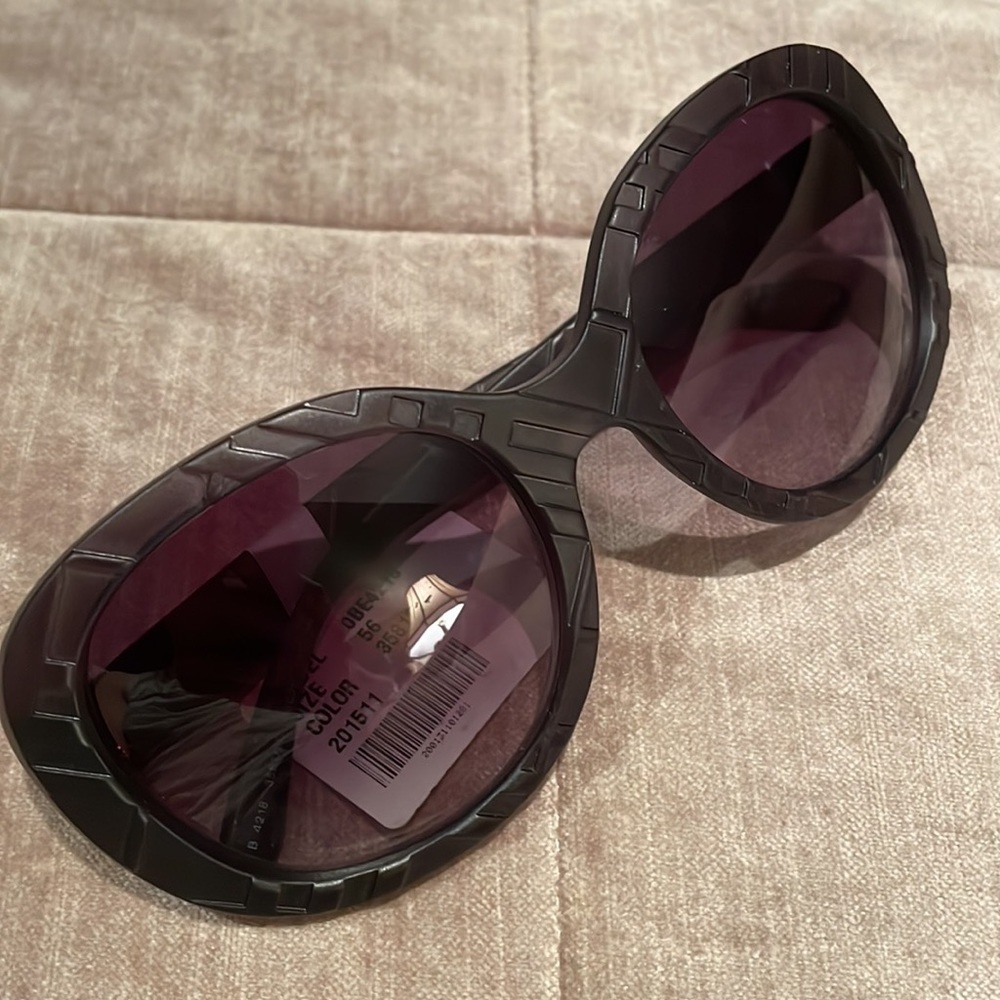 BURBERRY Plaid Signature Design Sunglasses NWOTS - Picture 7 of 16